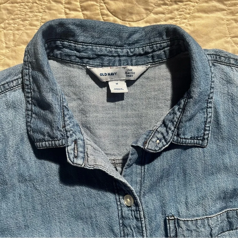 Old Navy medium wash denim button-down - M - Picture 3 of 7